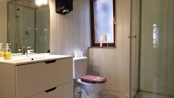 Baignoire, sĂšche-cheveux, savon, papier toilette