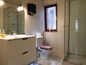 Badewanne, Haartrockner, Seife, Toilettenpapier