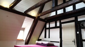 11 عدّة غرف نوم ومكواة/لوح كي وخدمة الإنترنت وملاءات أسرّة