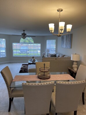 Familienapartment | Essbereich im Zimmer