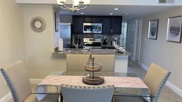 Familienapartment | Essbereich im Zimmer