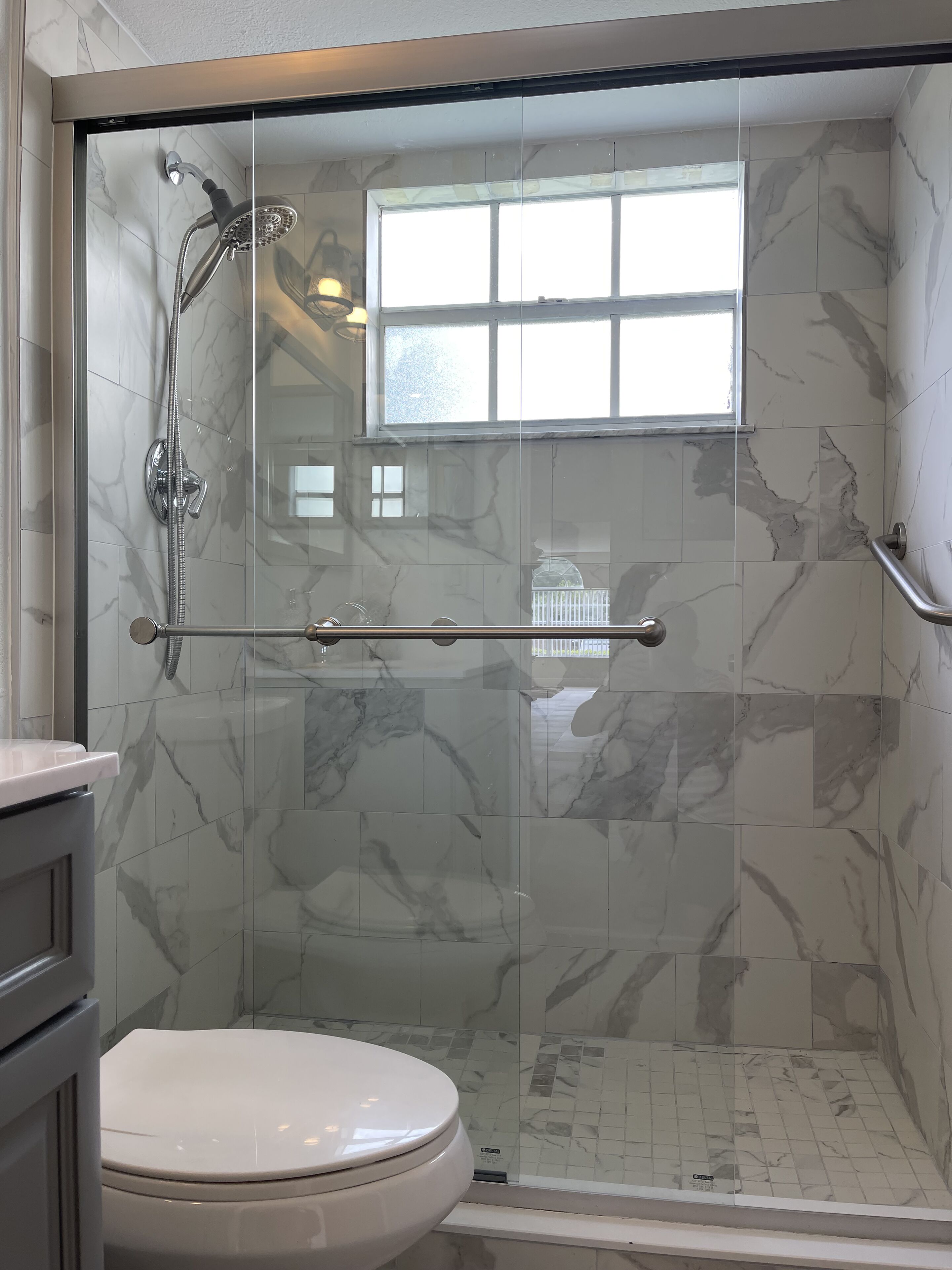Familienapartment | Badezimmer | Dusche, Regendusche, Haartrockner, Handtücher