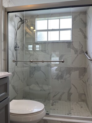 Apartamento família | Banheiro | Chuveiro, chuveiro com efeito de chuva, secador de cabelo 