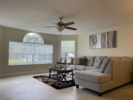 ファミリー アパートメント | リビング エリア | 50 インチのスマートテレビ (デジタル放送視聴可)、テレビ