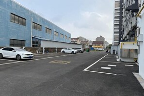 Bãi đậu xe tự phục vụ (phụ phí) 