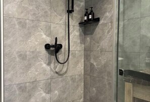 A shower area with a handheld showerhead and a wall-mounted control panel. - Yahao Selected Hotel (Jinfeng Branch) (Zhangjiagang)