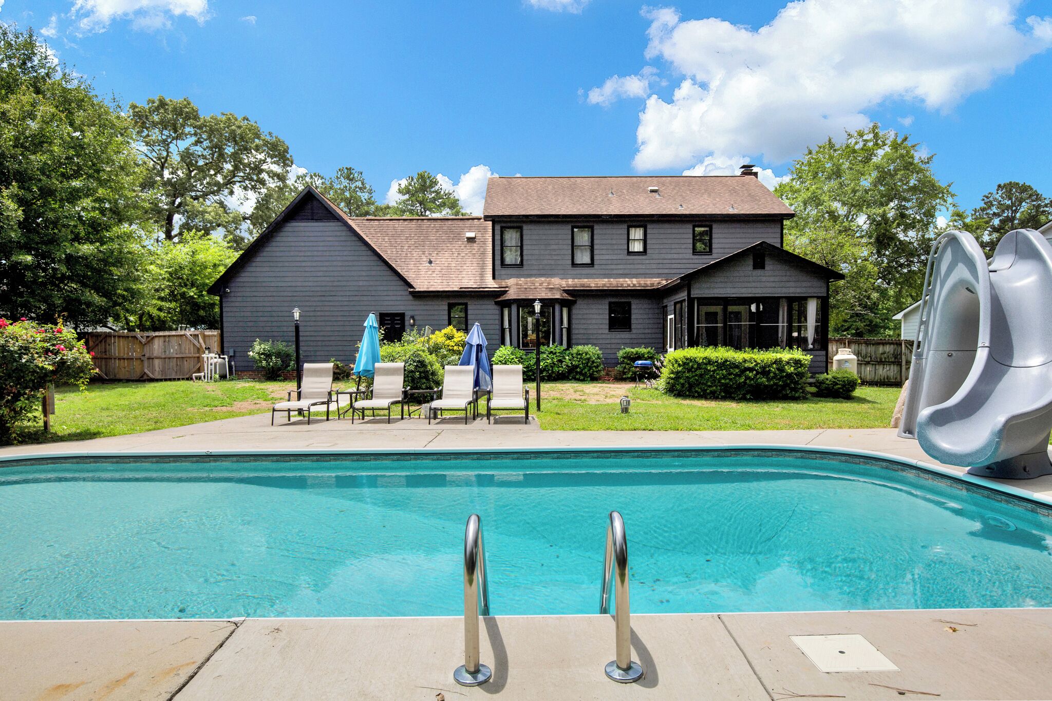 Large home with pool 10 minutes to Fort Bragg