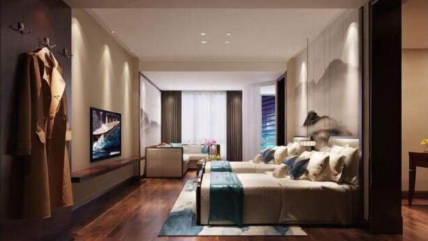 Una camera d'albergo moderna con un letto grande, un divano, una televisione e una scrivania.