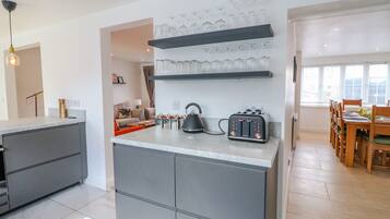 Cottage | Private kitchen | Fridge, dishwasher, electric kettle, toaster