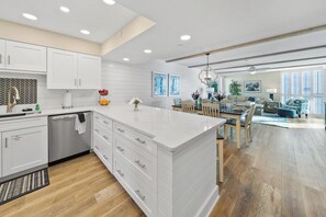 公寓客房, 多張床, 私人泳池, 海景 | 私人廚房 | 電冰箱、微波爐、烤箱、爐台