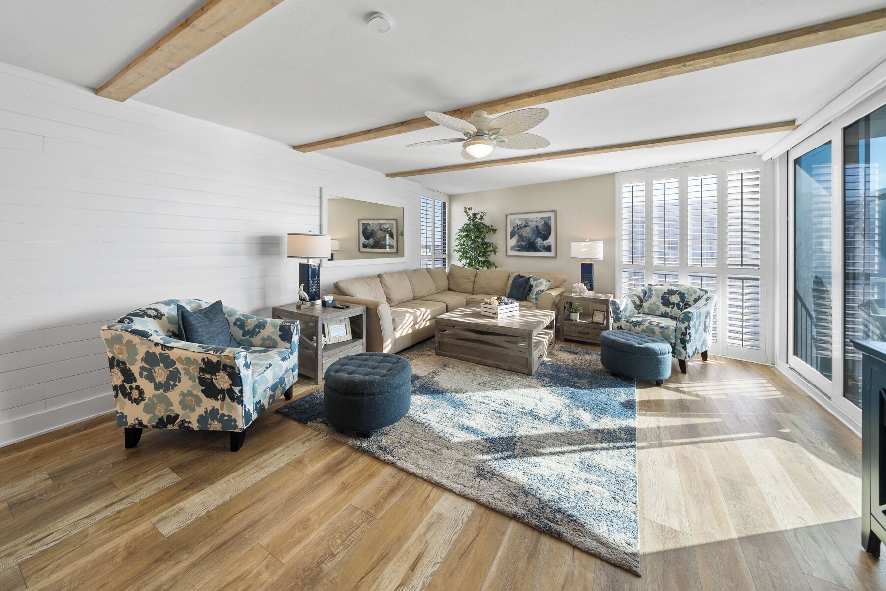 Bloc d'apartaments, diversos llits, piscina privada, vistes a l'oceà | Sala d'estar | Televisor de 42 polzades amb canals per cable 