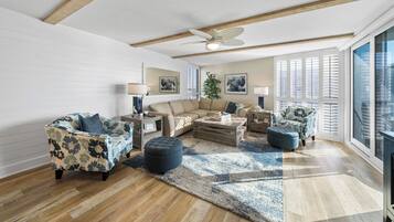 Appartement, meerdere bedden, privézwembad, uitzicht op oceaan | Woonruimte | Een 42-inch televisie met kabelzenders