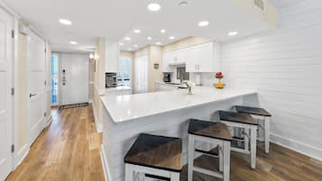 Appartement, Meerdere bedden, privézwembad, uitzicht op zee | Privékeuken | Een koelkast, een microgolfoven, een oven, een kookplaat