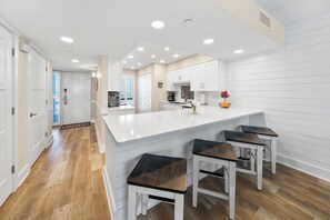 公寓客房, 多張床, 私人泳池, 海景 | 私人廚房 | 電冰箱、微波爐、烤箱、爐台