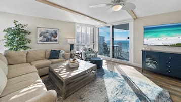 Huoneisto, useita sänkyjä, yksityinen uima-allas, valtamerinäköala | Oleskelualue | 42–tuumainen televisio, jossa kaapelikanavat