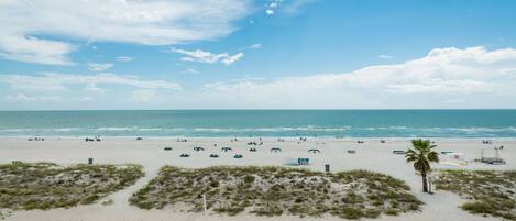 En la playa, camastros y toallas de playa