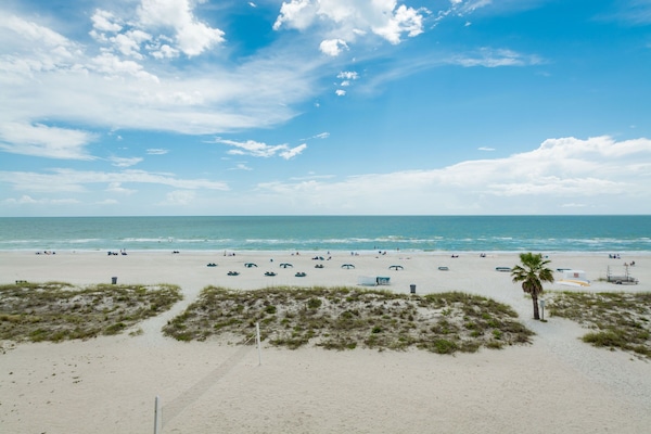 PĂ„ stranden, solstolar och strandhanddukar