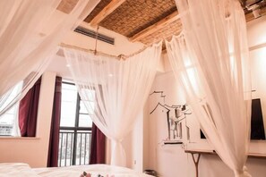 A bedroom with a canopy bed, a large window, and a wall-mounted TV. - JIAN GE SHI GUANG TRAVEL HOTEL(Zhangjiajie Tianmenshan Cableway Station) (Zhangjiajie)