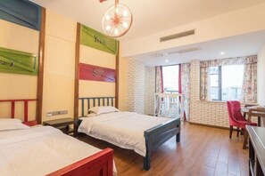 A hotel room with two beds, a desk, and a chair. - JIAN GE SHI GUANG TRAVEL HOTEL(Zhangjiajie Tianmenshan Cableway Station) (Zhangjiajie)