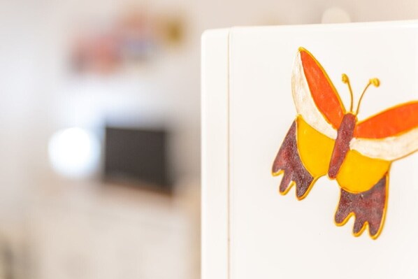Primer plano de una pared con un adhesivo decorativo de mariposa.