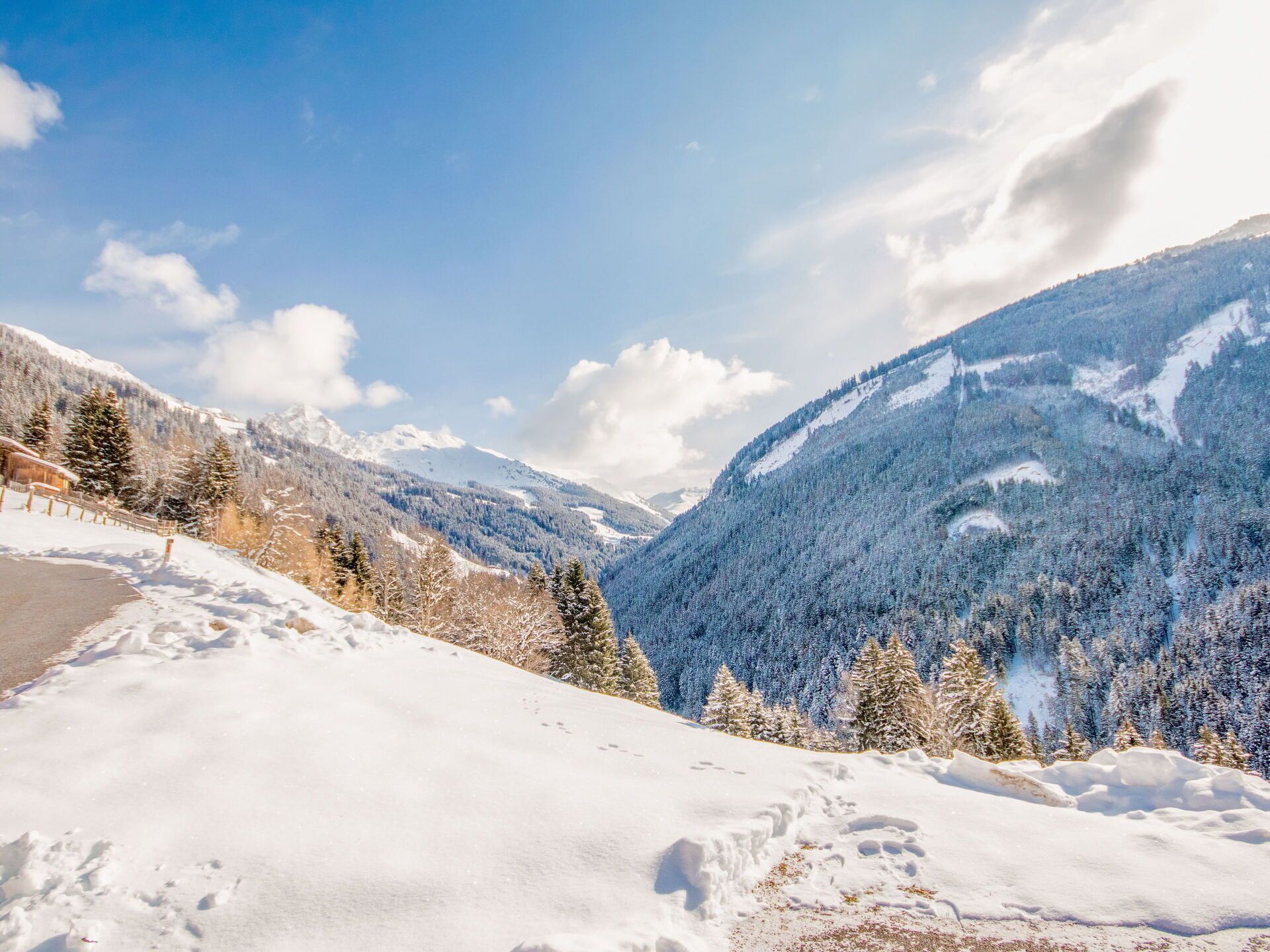 Un paysage de montagne enneigé, sous un ciel dégagé.