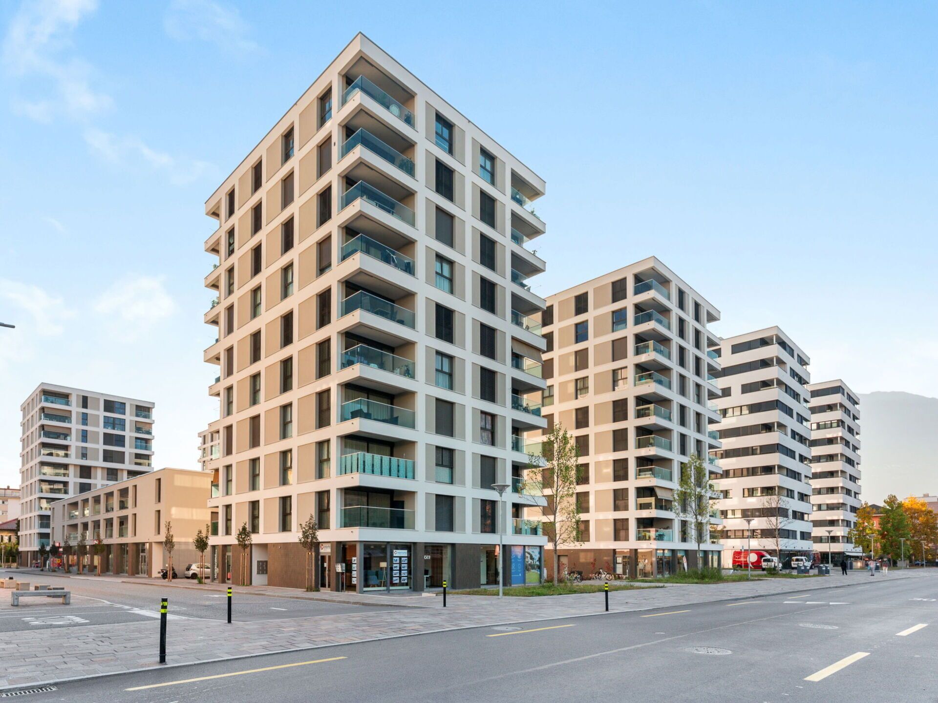 Un edifici residencial modern, de diverses plantes, amb balcons, façana plana i cel blau.