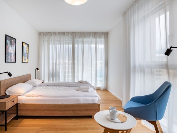 3 habitaciones, tabla de planchar con plancha y cuna de viaje 