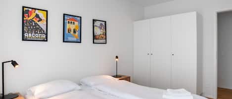 3 bedrooms, iron/ironing board, travel crib, free WiFi