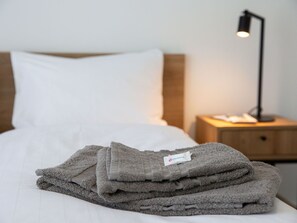 2 quartos, ferros/tábuas de passar roupa, berço de viagem