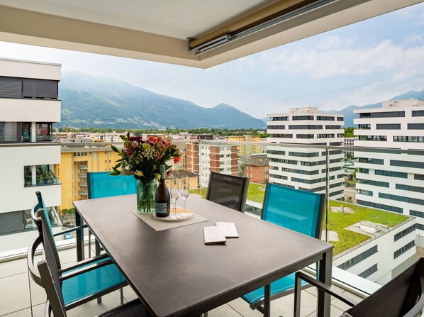 Outdoor dining - Lovely apartment for 2 people with WIFI, TV, balcony and pets allowed (Locarno)