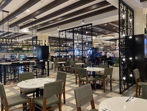 Dining - Beautiful ocean views and impeccable service (Cabo San Lucas)