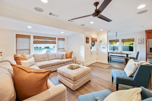 Cute Home 7 Blocks To Beach | XBOX | Bikes | Pets