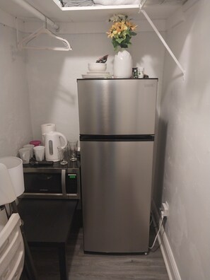 Private kitchen - No Cleaning Fee Won't Last!! A studio bedroom private entrance.  (Hallandale Beach)