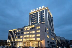 Ein mehrstöckiges Hotel mit einer auffälligen Beschilderung oben.