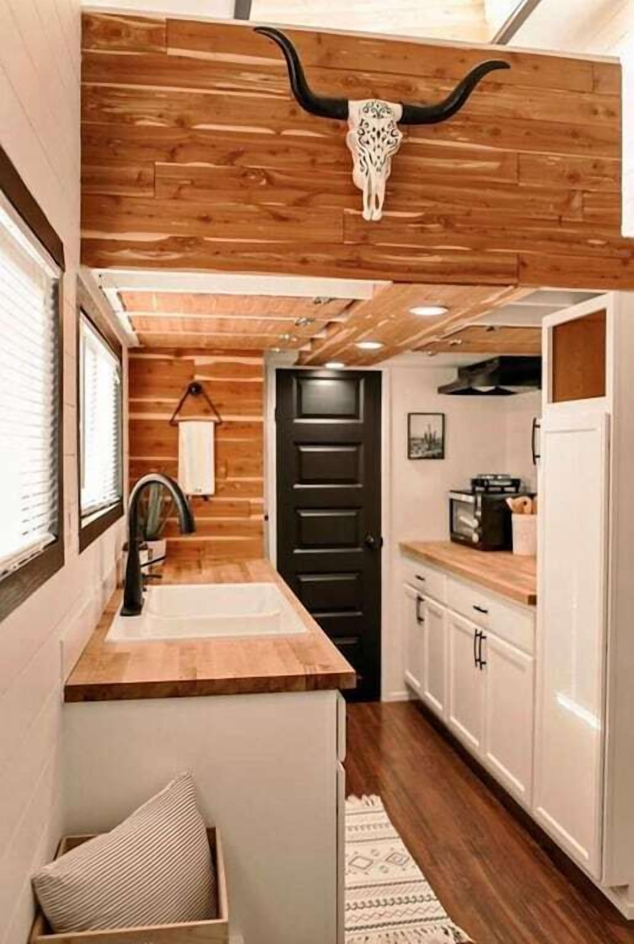 Refrigerador, cafetera y tetera, tostadora y utensilios de cocina 