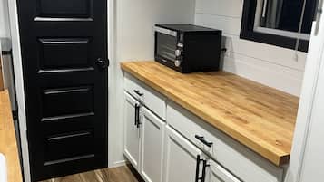 Cafetera y tetera, utensilios de cocina y toallas de papel