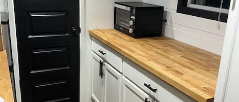 Coffee/tea maker, cookware/dishes/utensils, paper towels