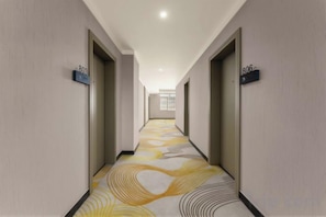 A hotel hallway with doors numbered 806 and 807, leading to rooms. - Lanli Lily Hotel (Xindacheng Times Square North Lake Park Store) (Yangjiang)