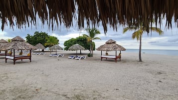 Beach nearby, sun loungers, beach towels
