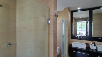 Shower, hair dryer, towels, shampoo