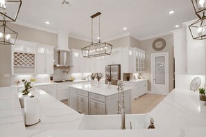 Fridge, microwave, oven, stovetop - Stylish Retreat near Park & Beach-Designer Kitchen (Corpus Christi)