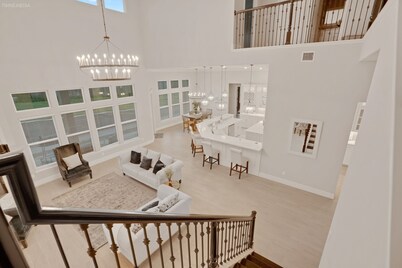 Stylish Retreat near Park & Beach-Designer Kitchen