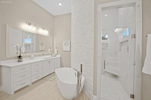 Shower, hair dryer, towels, soap - Stylish Retreat near Park & Beach-Designer Kitchen (Corpus Christi)