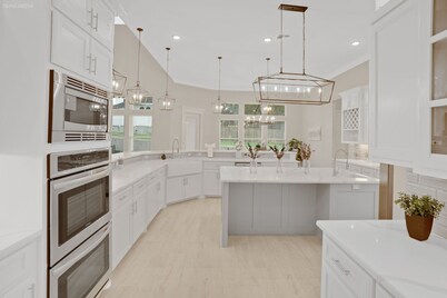 Stylish Retreat near Park & Beach-Designer Kitchen