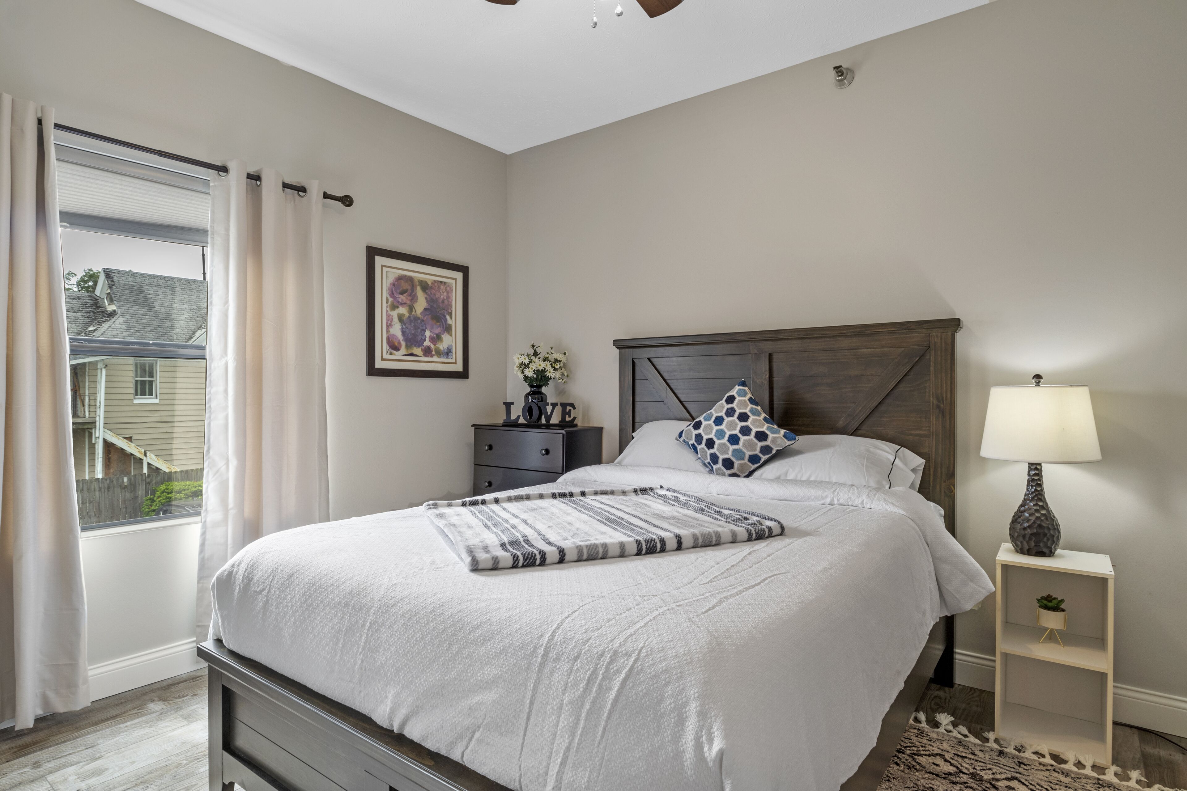 2 habitaciones, escritorio y cortinas blackout 