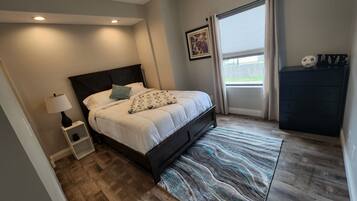 2 chambres, bureau, rideaux occultants, fer et planche à repasser