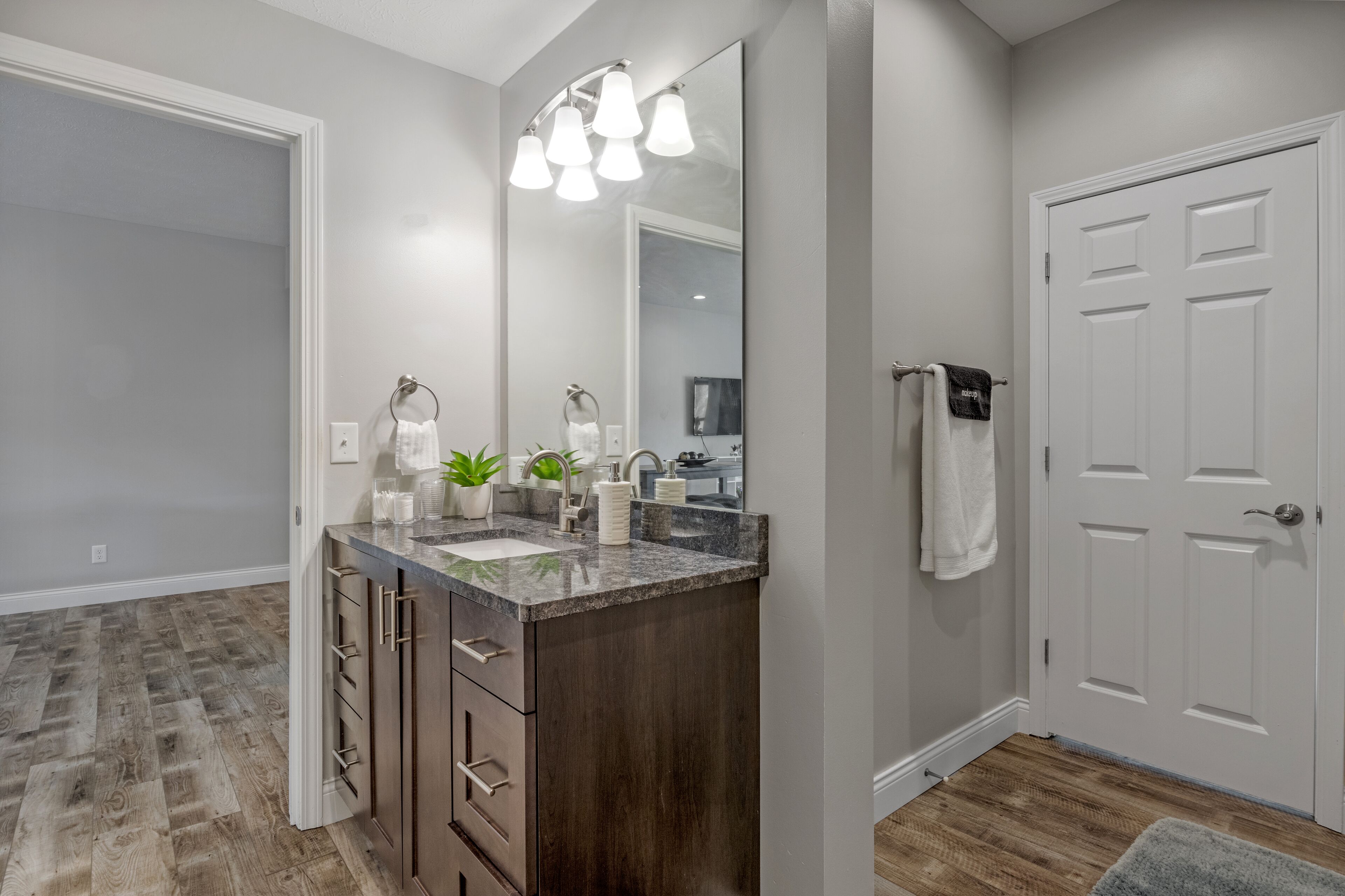 Tina, secadora de cabello, toallas, jabón 