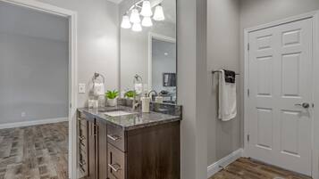 Tina, secadora de cabello, toallas, jabón