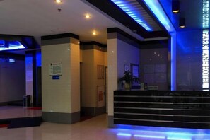 A hotel lobby with a reception desk, a staircase, and a sign indicating the Park & Ride facility. - Jiangmen Baiwo Hotel (Wuyi Hospital of Traditional Chinese Medicine West Area) (Jiangmen)