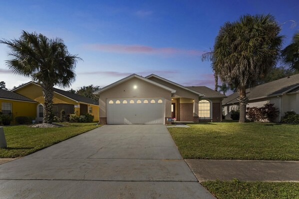 House (Private pool and game room near Disne) | Exterior
